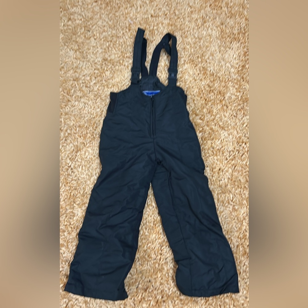 Little Kids snowbib. It says size large - I estimate it to be 5T/6T.